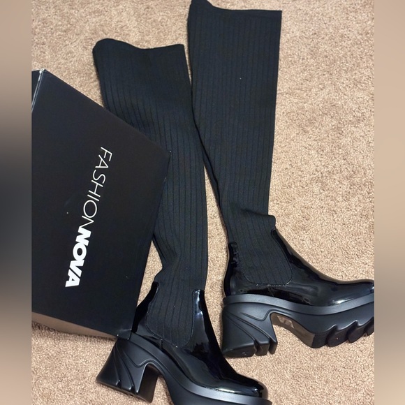 Knit shaft goes over the knee. Never worn. Round toe, platform block heel. - Picture 5 of 5